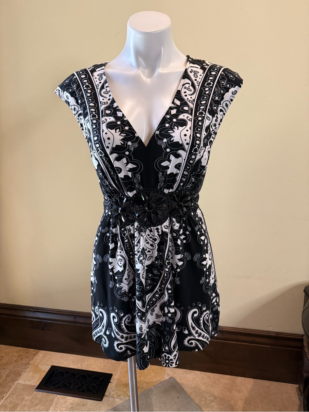Black & White Paisley V-Neck Women’s Dress or long top